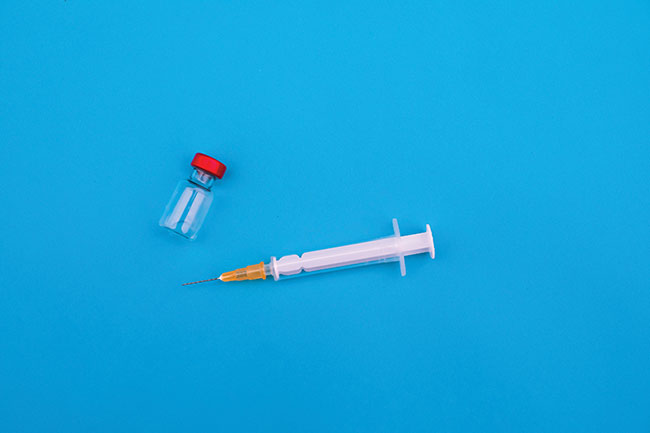 Syringe-needle-&-vial—Markus-Spiske